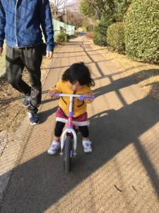 娘が自転車に乗る写真